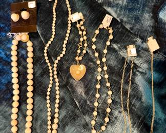 14K GOLD AND AKOYA PEARLS, ANGEL SKIN CORAL BEADS AND 14K CLASP AND EARRINGS.