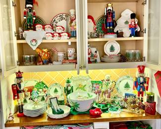 CHRISTMAS NICHE WITH VINTAGE SANTA MUGS.