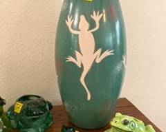 Gecko pottery vasse just waiting for those well deserved flowers. 