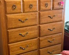 10 drawer chest of drawers. Use it for clothing or crafts/games!! 