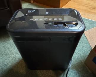 Staples SPL-EXC8A 8-Sheet Cross Cut Shredder With Basket