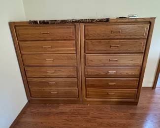 Stanley Furniture 5-Drawer Oak Dresser Set