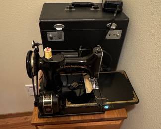 Singer Model 221 Featherweight 1951 Sewing Machine