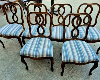 7 pcs. Dining room table and chairs