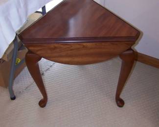 Cute side table!