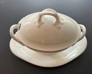 010 White Porcelain Mini Soup Tureen with Lid and Underplate