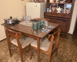 Breakfast nook 4-chair table
