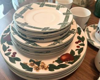 Fruit and lattice dinnerware set