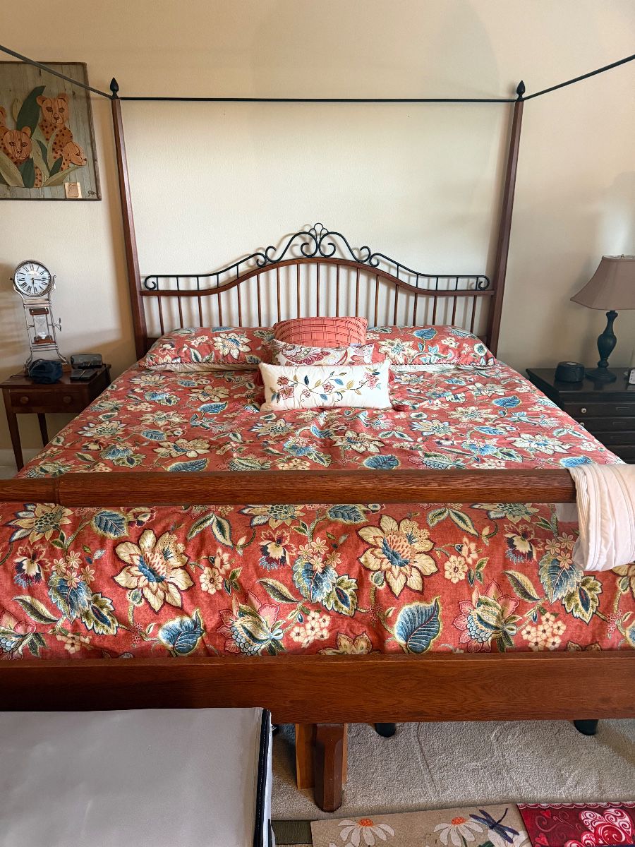Keller Oak Canopy/Scrolled Bed Frame with Split King Adjustable Bed Set
