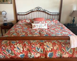 Keller Oak Canopy/Scrolled Bed Frame with Split King Adjustable Bed Set
