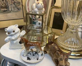 small figurines, crystal lamp