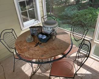Round Patio Table with 4 Metal Chairs