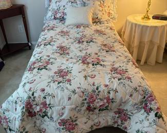 C55 - $40. Waverly Full/Queen Comforter + 4 Pillows in Norfolk Rose Pattern. Shown on Twin Bed. 2 Pillowcases, bed skirt & fitted sheet.