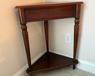 C15 - $40. Bombay Company 1997 Corner Table with Mahogany Finish. Measures 30" tall. Excellent Condition.