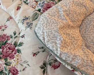 C55 - $40. Waverly Full/Queen Comforter + 4 Pillows in Norfolk Rose Pattern. Shown on Twin Bed. 2 Pillowcases, bed skirt & fitted sheet.