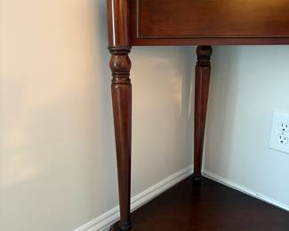 C15 - $40. Bombay Company 1997 Corner Table with Mahogany Finish. Measures 30" tall. Excellent Condition.
