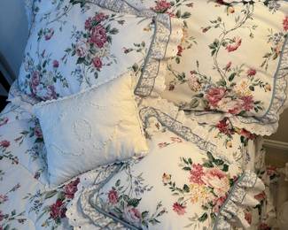 C55 - $40. Waverly Full/Queen Comforter + 4 Pillows in Norfolk Rose Pattern. Shown on Twin Bed. 2 Pillowcases, bed skirt & fitted sheet.