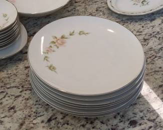 Style House Fine China Tudor Rose Dinnerware Set third image