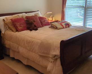 Broyhill Queen Sleigh Bedroom Set