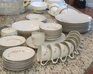 Style House Fine China Tudor Rose Dinnerware Set