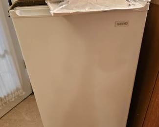 Sanyo Mini Refrigerator SRW