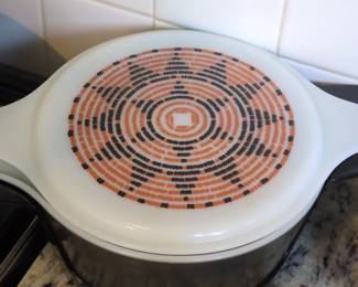 Pyrex Pueblo Pattern Casserole Dish with Lid second image
