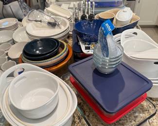 tons of new and bakeware in great condition
