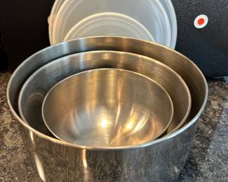 Set of 3 metal mixing bowls and lids,  $6