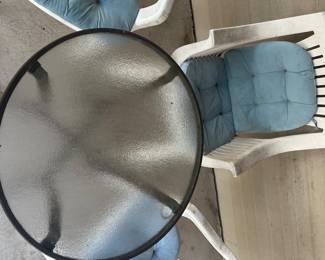 Table and 3 plastic chairs for cheap 