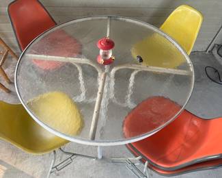 Table and vintage chairs (4 orange and 2 yellow) 