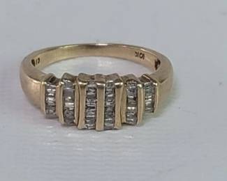 091 Lot 12 10k gold and diamond ring