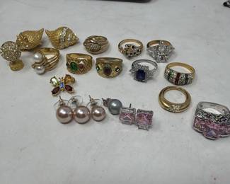 Lot # : 174 - Group of costume jewelry
