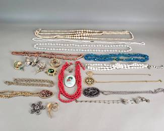 Lot # : 38 - Vintage costume jewelry assortment