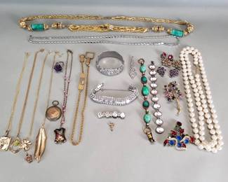 Lot # : 28 - Vintage costume jewelry necklaces & more