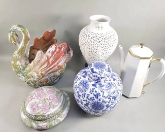 Lot # : 367 - Group of ceramic and porcelain decor
