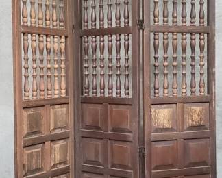 059 Lot 112 Midcentury modern walnut 3panel divider screen