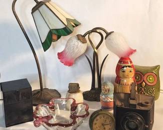 Lot # : 302h - Vintage Brownie camera, lamps & dolls