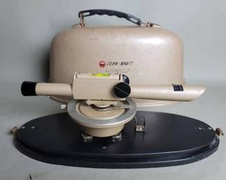 Lot # : 272 - Vintage Powr Kraft transit surveyor Model # 84- 6464 manufactured for Montgomery Ward.