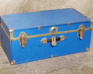 Lot # : 119 - Vintage steamer trunk