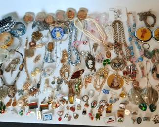 Lot # : 343h - Large collection of costume jewelry
