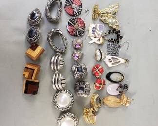 Lot # : 107 - Group of costume jewelry