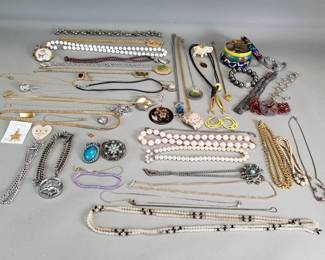 Lot # : 40 - Group of costume jewelry assortment