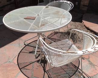 Vintage Russell Woodard Style Mesh Patio Set with Round Table and Chairs