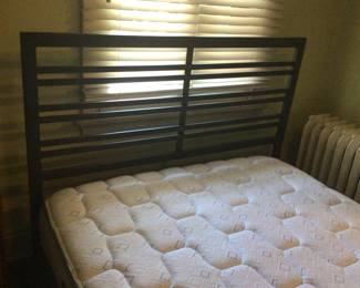 ROOM AND BOARD FULL BED $550