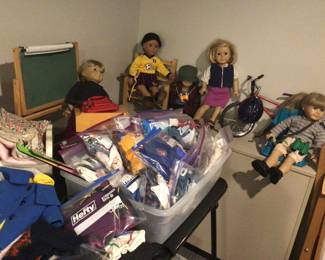 5 AMERICAN GIRL DOLLS accessories, furniture and clothing