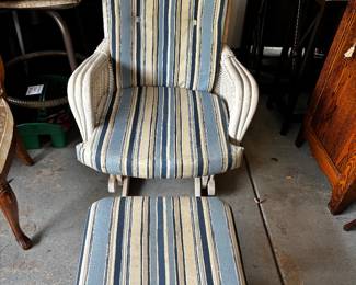 GLIDER WITH OTTOMAN