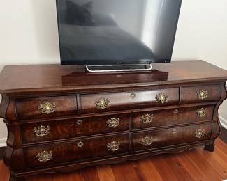 DREXEL HERITAGE SEVEN DRAWER DRESSER