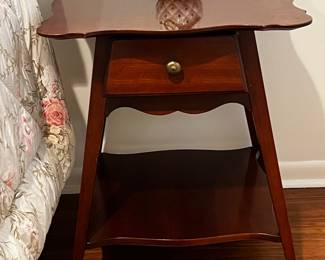ONE OF A PAIR OF THOMASVILLE NIGHT/END TABLES
