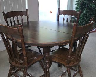 Dining table with 2 leaves and 6 chairs