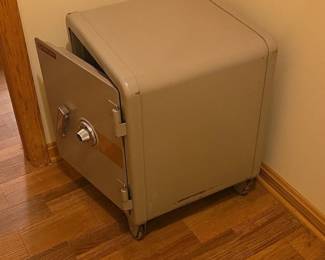 Vintage Sentry Fire Safe fourth image
